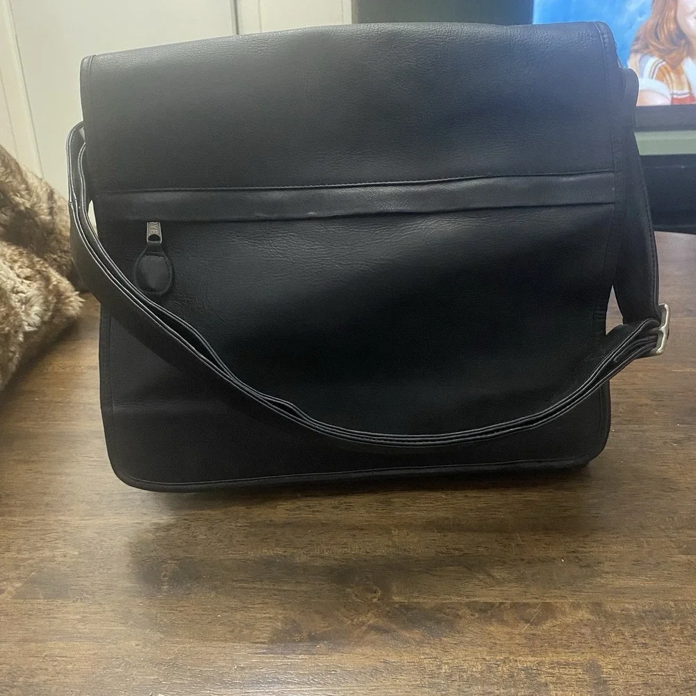 Frye Leather Messenger Crossbody Bag Black Adjustable Strap Interior Zippers